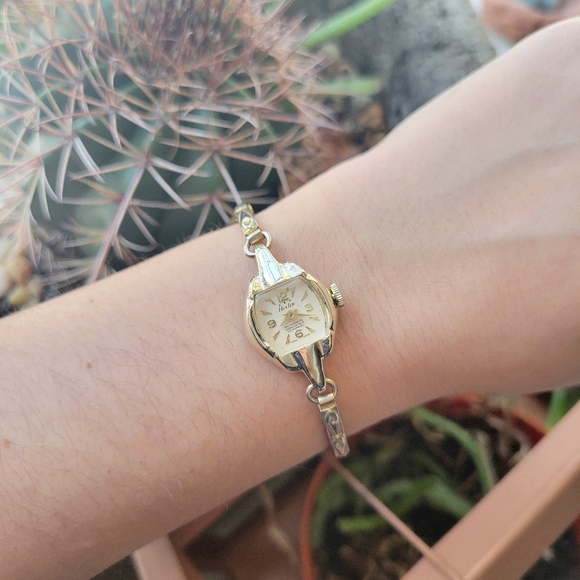 Vintage Swiss Herlin Gold Dainty Quartz Classic Square Stretch Watch main image 13